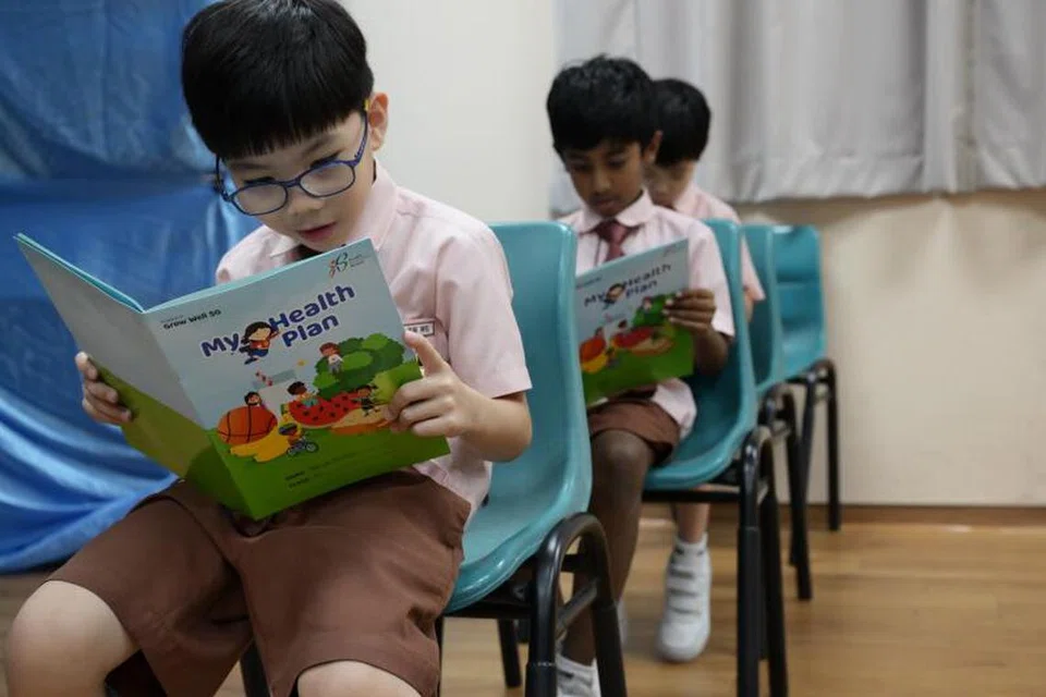 Murid sekolah rendah membaca pelan rancangan kesihatan mereka. Program di bawah Pemeriksaan Kesihatan Sekolah tahunan Lembaga Penggalakan Kesihatan (HPB) itu akan diperluas untuk merangkumi murid Darjah 4 dan 5 tahun ini. 