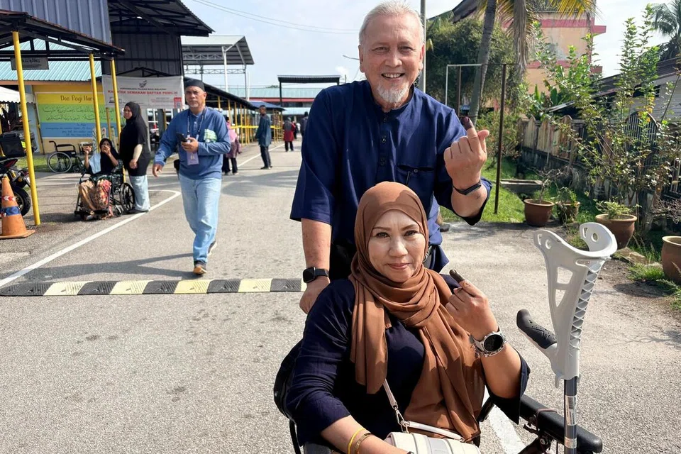 Pengundi di Dewan Undangan Negeri (DUN) Ampangan, Cik Istiadziah Ishak, 57 tahun, dan suaminya, Encik Abdul Mutalif Abu Bakar, 60 tahun, pulang dari Kuala Lumpur untuk mengundi dan gembira dengan proses pengundian yang lancar.