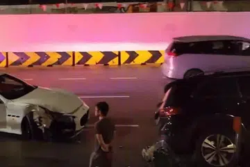 Lelaki 42 tahun telah diberkas kerana disyaki memandu dalam keadaan mabuk selepas satu kemalangan yang melibatkan sebuah kereta mewah Maserati melanggar sebuah kereta Mercedes. 