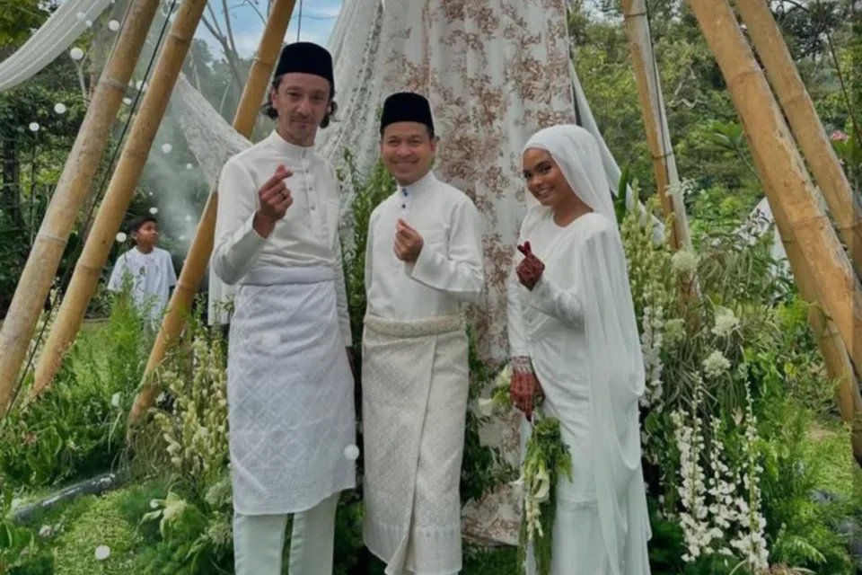 Qi Razali (kiri) memilih jurusolek yang hanya dikenali sebagai Wardah (kanan) bergambar bersama pengacara majlis, Fedtri Yahya. 