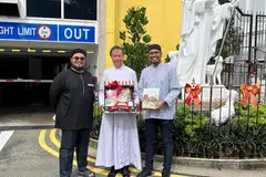 PUPUK HARMONI: Dua wakil daripada Masjid Omar Kampong Melaka, Ketua Dakhwah dan Pembangunan Sosial masjid, Ustaz Abdillah Amirnordin (kanan); dan pegawai masjid, Ustaz Muhammad Khairulanwar Shamsuri (kiri), melawat Gereja Sacred Heart di Tank Road, yang dihoskan Paderi Stephen Yim (tengah).