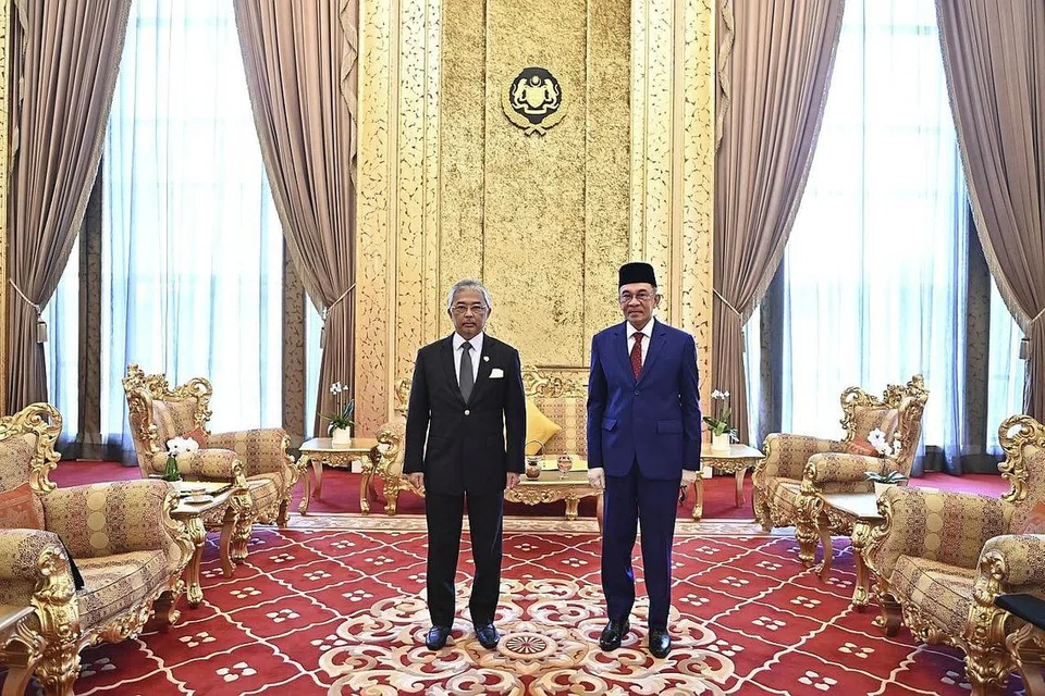 PERTEMUAN DI ISTANA: Yang di-Pertuan Agong, Sultan Abdullah Ri'ayatuddin Al-Mustafa Billah Shah (kiri), selepas menerima menghadap ketua pembangkang Datuk Seri Anwar Ibrahim (kanan) di Istana Negara semalam. - Foto EPA-EFE