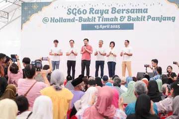 Perdana Menteri Lawrence Wong (tiga dari kiri) menyampaikan ucapan ringkas di acara ‘SG60 Raya Bersama’ di Bukit Panjang pada 13 April. Bersama beliau ialah AP SMC Bukit Panjang, Encik Liang Eng Hwa (dua dari kiri), serta AP GRC Holland-Bukit Timah - (dari kiri) Encik Edward Chia; Menteri Ehwal Luar, Dr Vivian Balakrishnan; Menteri Negara Kanan (Ehwal Luar merangkap Pembangunan Negara), Cik Sim Ann; dan Encik Christopher de Souza.
