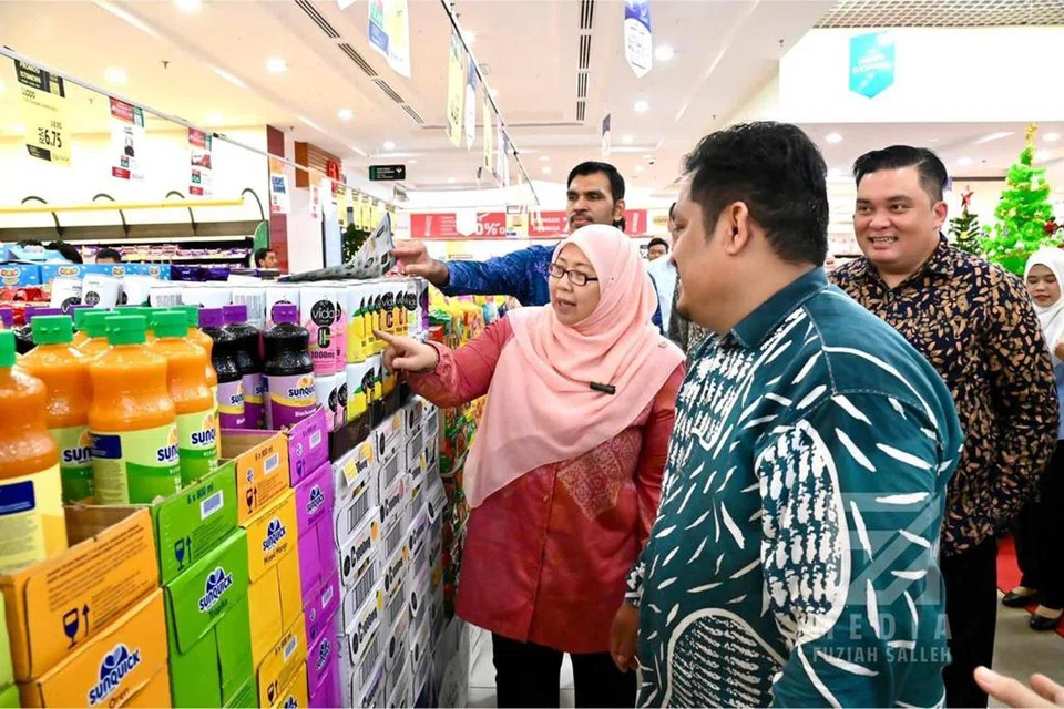 BELI BARANG TEMPATAN: Timbalan Menteri Perdagangan Dalam Negeri dan Kos Sara Hidup, Cik Fuziah Salleh, mempromosikan produk keluaran tempatan yang diketengahkan sepanjang Kempen Beli Barangan Malaysia di pasar raya di Kuala Lumpur pada 7 Disember 2023.