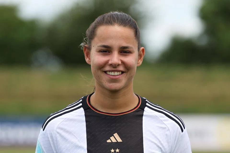 BAKAT MUDA: Lena Oberdorf yang bermain dengan kelab VfL Wolfsburg menang anugerah pemain muda terbaik di Euro 2022 dan disertakan dalam kesebelasan pemain terbaik oleh kakitangan kejurulatihan Uefa.