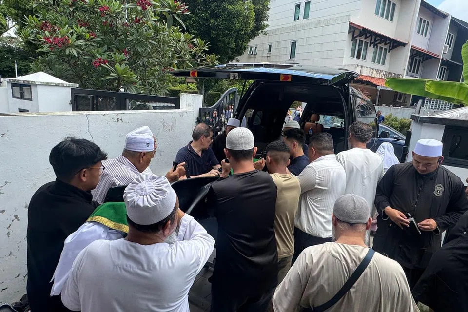 Jenazah Allahyarham Cikgu Yusnor Ef, 87 tahun, dibawa ke Masjid Sultan pada tengah hari 16 April untuk solat jenazah. 