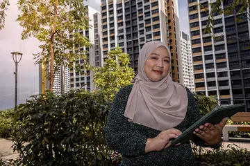 CABARAN EJEN BARU: Sebagai ejen baru, Cik Dyra berkata agak sukar juga untuk menembusi pasaran dan bersaing dengan ejen yang lebih dikenali dan berpengalaman. Walaupun tidak mengendali apa-apa urus niaga pada dua bulan pertamanya sebagai ejen baru, beliau tidak berputus asa dan terus bersikap konsisten menemui klien. - Foto BH oleh NUR DIYANA TAHA