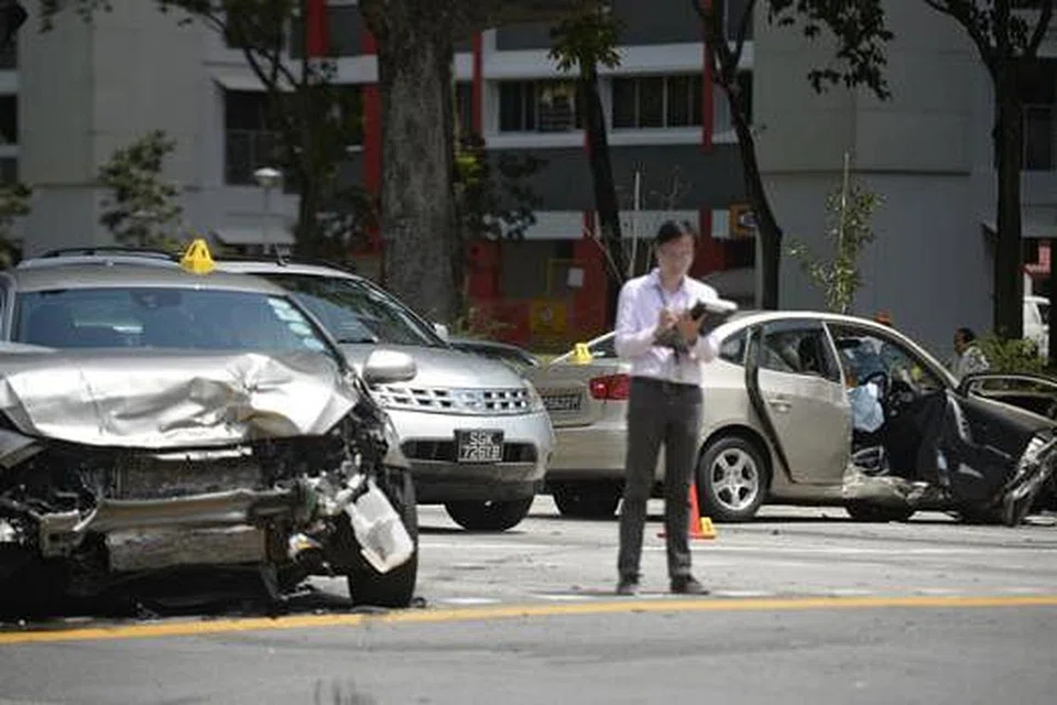 MALANG TIDAK BERBAU: Ketiga-tiga kereta yang terlibat dalam nahas di simpang Sengkang Central dan Buangkok Drive remuk teruk. - Foto THE STRAITS TIMES