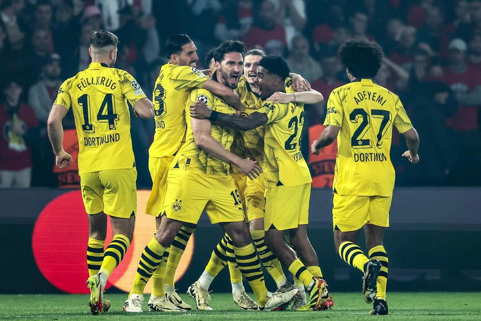 Pemain pertahanan Borussia Dortmund (tengah) Mats Hummels meraikan bersama rakan sepasukannya selepas jaringan gol yang memastikan Dortmund layak ke perlawanan akhir.