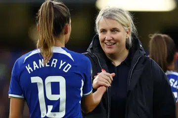 Pengurus Chelsea, Emma Hayes (kanan) menganggap kurangnya jurulatih wanita dalam pasukan bola sepak merupakan satu isu besar.
