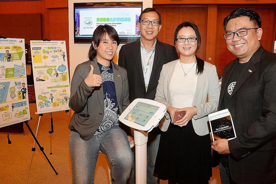 PERLU KEKAL RELEVAN DALAM EKONOMI DIGITAL: Demikian pandangan CEO VSC Group, Encik M. Nazri Muhd (kanan), yang telah membentuk firma 'fintech' MyFinB dan menjalin kerjasama dengan gergasi teknologi IBM Watson. Beliau kelihatan bersama anggota kumpulannya (dari kiri), Cik Zagros Lam, Encik Leon Chee dan Cik Amber Lynn. - Foto JOHARI RAHMAT