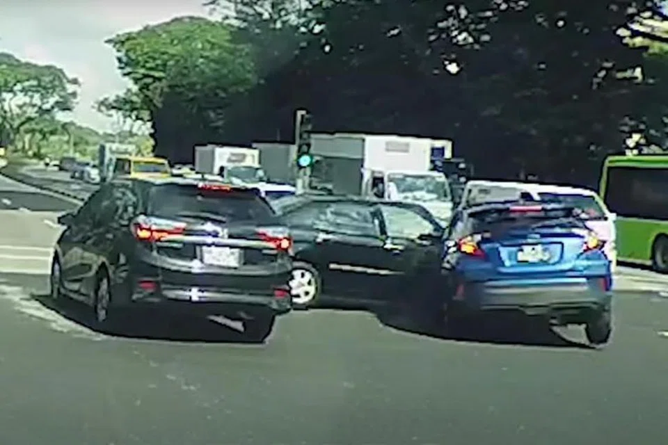 Sebuah kereta hitam dilihat melanggar lampu merah dan merempuh kereta biru, sebelum melanggar bas. - Foto TANGKAP LAYAR YOUTUBE/ ROADSSG