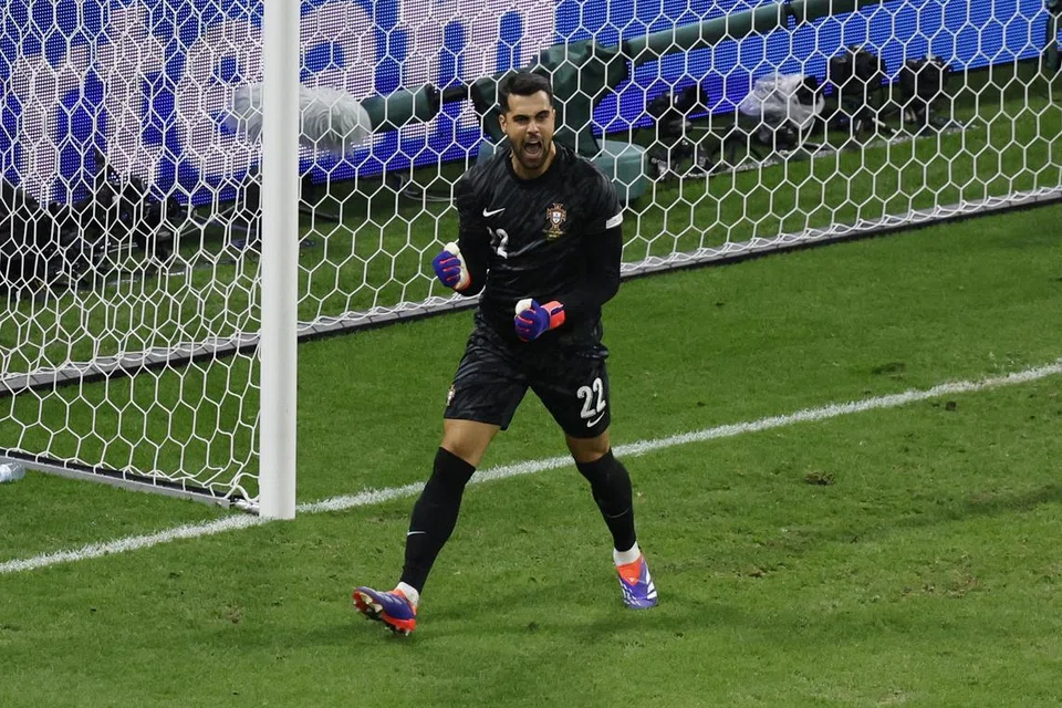 Penjaga gawang Portugal, Diogo Costa, berjaya menghalang tiga tendangan penalti Slovenia untuk memastikan pasukannya berjaya mengatasi Slovenia 3-0 melalui sepakan penalti. Ini bermakna Portugal berjaya mara ke peringkat suku akhir Euro 2024.