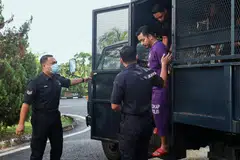 Mohamad Khairul Azmi Ithnin, 32 tahun, (dua, kanan) didakwa di Mahkamah Majistret di Tangkak, Johor, pada 10 Jun atas tuduhan membunuh isterinya pada 3 Jun lalu.