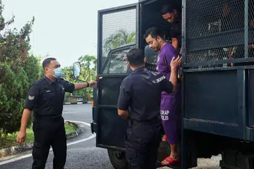 Mohamad Khairul Azmi Ithnin, 32 tahun, (dua, kanan) didakwa di Mahkamah Majistret di Tangkak, Johor, pada 10 Jun atas tuduhan membunuh isterinya pada 3 Jun lalu.