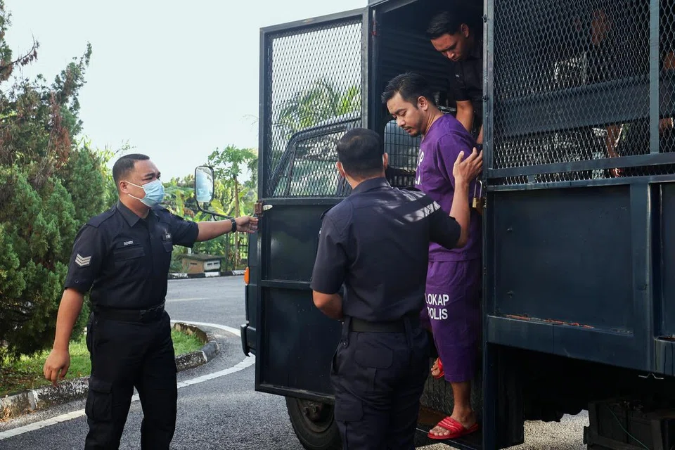 Mohamad Khairul Azmi Ithnin, 32 tahun, (dua, kanan) didakwa di Mahkamah Majistret di Tangkak, Johor, pada 10 Jun atas tuduhan membunuh isterinya pada 3 Jun lalu.