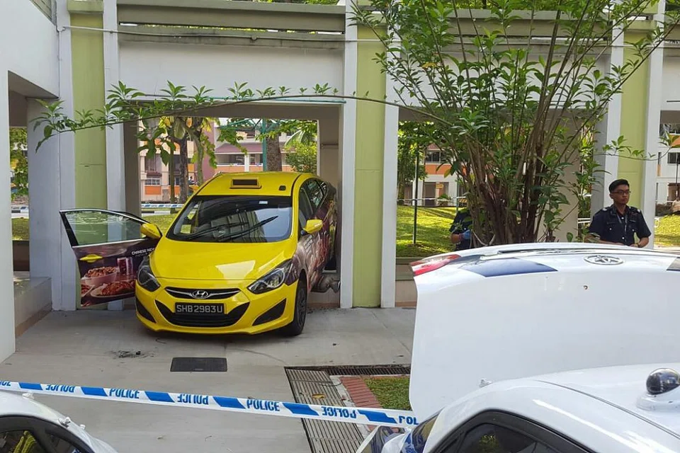 Pegawai polis sedang meninjau keadaan di tempat kemalangan. Police officers at the scene of the accident. ST PHOTO: JONATHAN CHOO