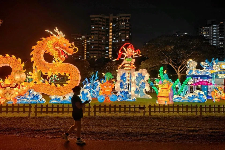 Kanak-kanak boleh belajar tentang legenda Cina seperti, Nezha Dan Raja Naga di acara ‘Lights by the Lake’, di Taman Tasik Jurong.
