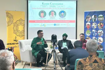 BINCANG ISU BANTUAN KEMANUSIAAN: (Menghadap kamera, dari kanan) Dekan, Akademi Palang Merah Singapura (SRC), Encik Sahari Ani; dan Pengerusi Mercy Relief, Encik Satwant Singh; berkongsi cabaran yang dihadapi badan bantuan kemanusiaan untuk membantu mangsa peperangan di Gaza dalam sesi perkongsian anjuran Masjid Kassim pada 9 Disember. Sesi tersebut dikendalikan hos, Encik Suhaimi Yusof.