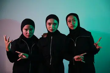 (Dari kiri) Anggota kumpulan ‘heavy metal’ Voice of Baceprot (VOB), pemain dram, Euis Siti Aisyah; pemain gitar dan vokalis, Firda Marsya Kurnia; pemain gitar bes, Widi Rahmawati berharap dapat bekerjasama dengan artis antarabangsa pada masa hadapan. 