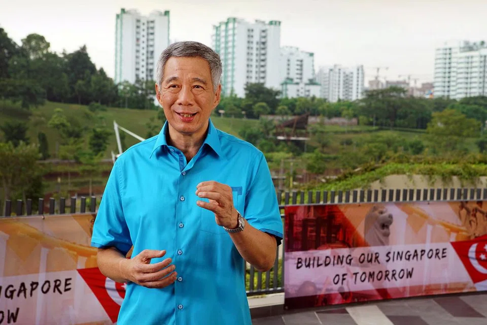 RENUNG ERTI PERPADUAN: Perdana Menteri Encik Lee Hsien Loong menyampaikan Amanat Hari Kebangsaan tahun ini di Kelab SAFRA Punggol. Dalam amanatnya, Encik Lee mengajak rakyat Singapura untuk merenung erti perpaduan dan memperbaharui komitmen kepada negara. - Foto MCI