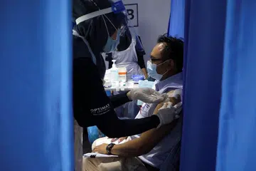 MASIH TIMBULKAN KEPRIHATINAN: Foto hiasan ini menunjukkan seorang pekerja binaan mendapatkan suntikan vaksin Sinovac di trak vaksinasi sekitar Kuala Lumpur, Malaysia. - Foto REUTERS/LIM HUEY TENG 