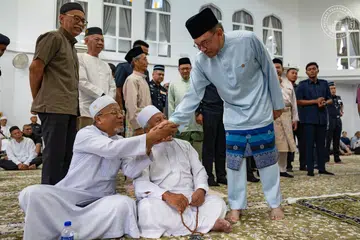 Perdana Menteri Malaysia, Datuk Seri Anwar Ibrahim (kanan), bersalaman dengan jemaah ketika menunaikan solat Jumaat di Surau Nur Perdana, Presint 10, Putrajaya.