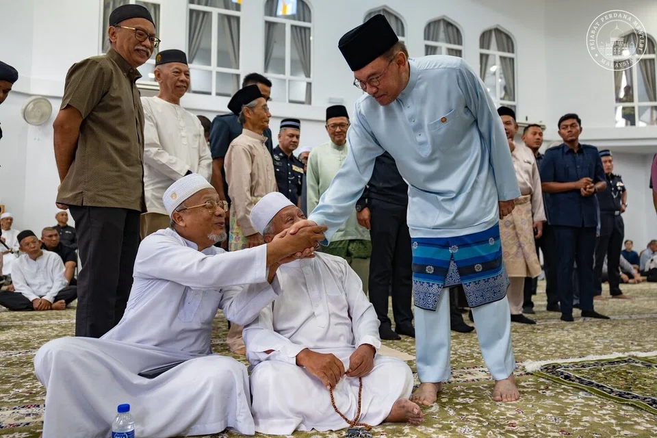 Perdana Menteri Malaysia, Datuk Seri Anwar Ibrahim (kanan), bersalaman dengan jemaah ketika menunaikan solat Jumaat di Surau Nur Perdana, Presint 10, Putrajaya.