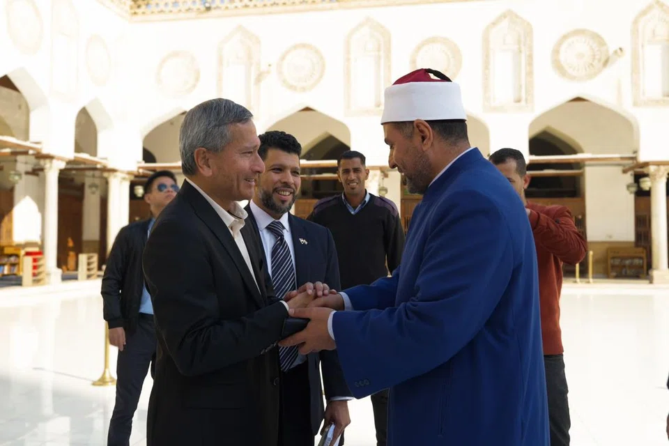 Menteri Ehwal Luar, Dr Vivian Balakrishnan bersama Ketua Pengarah Masjid Al-Azhar, Dr Hani Awdah (kanan) ketika lawatan ke masjid itu pada 22 Mac. Bersama mereka adalah, Pegawai Perhubungan Pelajar Kanan Majlis Ugama Islam Singapura,  yang berpangkalan di Kedutaan Singapura di Kahirah, Encik Muhammad Mahmood Aljunied.