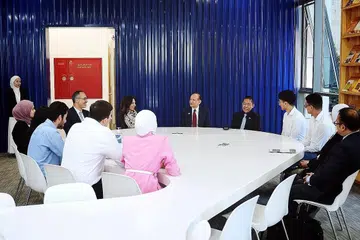 KONGSI PANDANGAN: Dr Maliki (lima dari kanan) dan duta bukan bermastautin Singapura ke Jordan, Encik Shamsher Zaman (di kanan Dr Maliki) mengadakan sesi perkongsian bersama pelajar dan pihak pengurusan Universiti Teknikal Al Hussein di Amman kelmarin. - Foto BH oleh HARITH MUSTAFFA