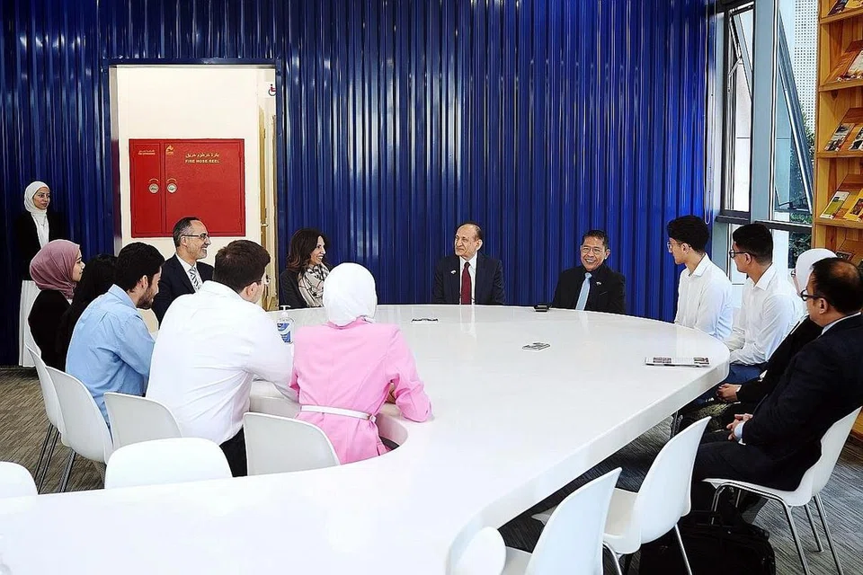 KONGSI PANDANGAN: Dr Maliki (lima dari kanan) dan duta bukan bermastautin Singapura ke Jordan, Encik Shamsher Zaman (di kanan Dr Maliki) mengadakan sesi perkongsian bersama pelajar dan pihak pengurusan Universiti Teknikal Al Hussein di Amman kelmarin. - Foto BH oleh HARITH MUSTAFFA