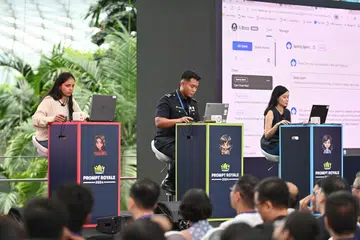 (Dari kiri) Tiga finalis iaitu saintis data Lembaga Perumahan dan Pembangunan (HDB), Cik Ananya Balehithlu; teknisyen perubatan kecemasan Pasukan Pertahanan Awam Singapura (SCDF), Encik Muhammad Naim Zahari; dan pengurus kanan Kementerian Tenaga Manusia (MOM), Cik Rachel Tiang, dalam pertandingan ‘kejuruteraan gesaan’ atau ‘prompt engineering’ seluruh pemerintah Singapura, ‘Prompt Royale’ pada 15 November.