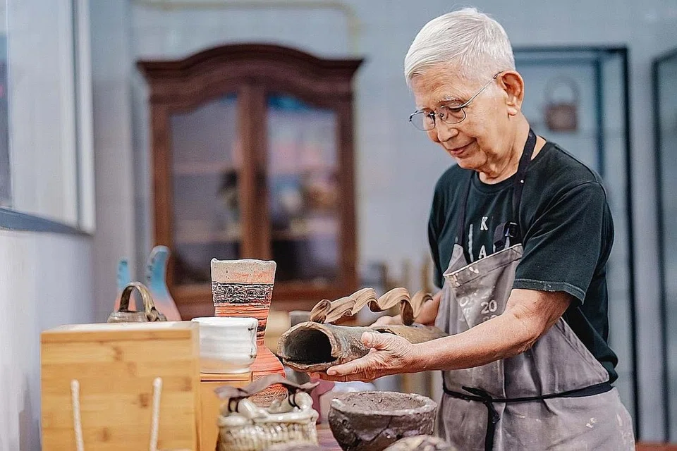 KEMBARA BUKA PINTU PERSAHABATAN DAN KENALI DIRI: Dr Iskandar Jalil rindu mengembara, sesuatu yang sulit dilakukan sewaktu pandemik Covid-19 melanda dan mengusahakan karya tembikar untuk pameran solo terakhirnya, 'A Master Potter's Travelogue: A Solo Exhibition by Dr Iskandar Jalil' di Pusat Kreatif Jepun (JCC), sebagai mengenang kembali pengalaman susah senang mengembara ke merata dunia demi ilmu dan jalin persahabatan baru. - Foto-Foto BH oleh NUR DIYANA TAHA