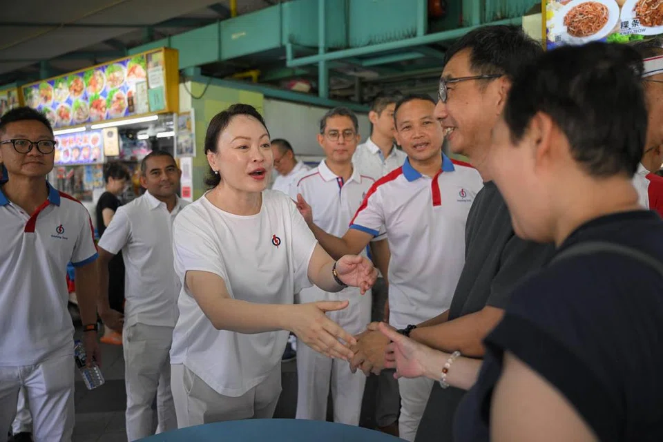 Pengarah pembangunan perniagaan, Cik Diana Pang (tengah), menyapa penduduk semasa lawatan ke Pasar dan Pusat Makanan Eunos Crescent pada 30 Mac.
