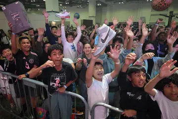 Peminat tegar kasut di konvensyen,‘Sneaker Con SEA 2025’, yang diadakan di Pusat Konvensyen dan Ekspo Marina Bay Sands, bersorak ketika pereka kasut ternama Amerika Syarikat, Steven Smith, serta pempengaruh Jepun, Rae Lil Black, tampil di pentas semasa sesi bertemu peminat pada 22 Februari.  