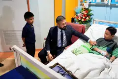 Pemangku Sultan Johor, Tunku Mahkota Ismail Sultan Ibrahim, bersama anaknya Raja Muda Johor, Tunku Iskandar Tunku Ismail (kiri), ketika melawat mangsa, Izzul Islam Azuan Isaidi.