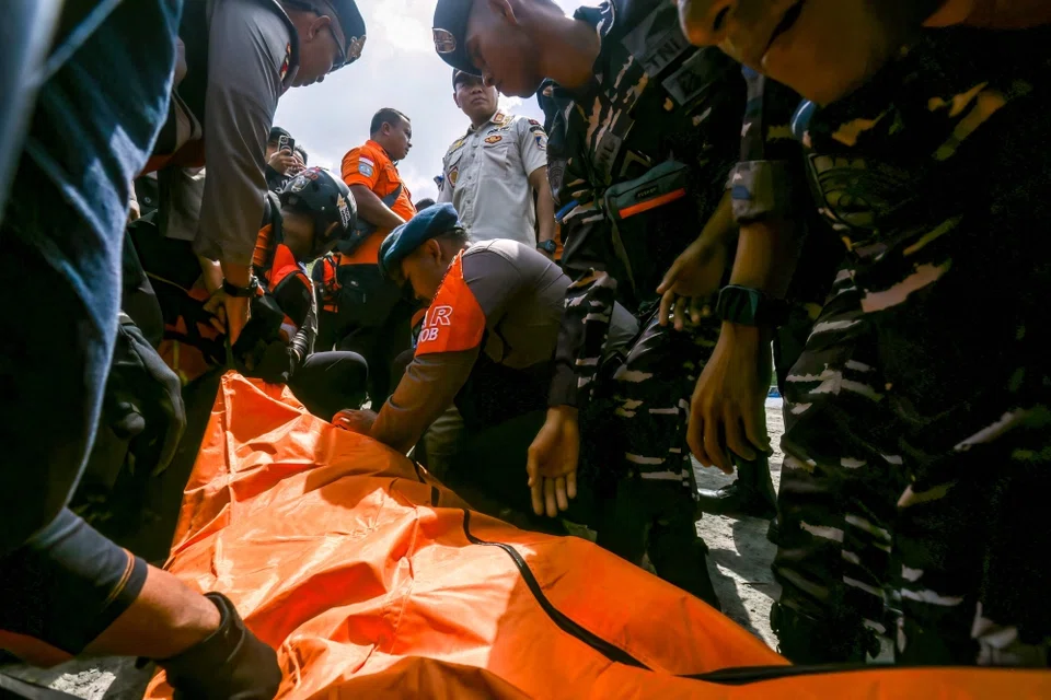 Indonesia, feri terbakar, selat Lombok