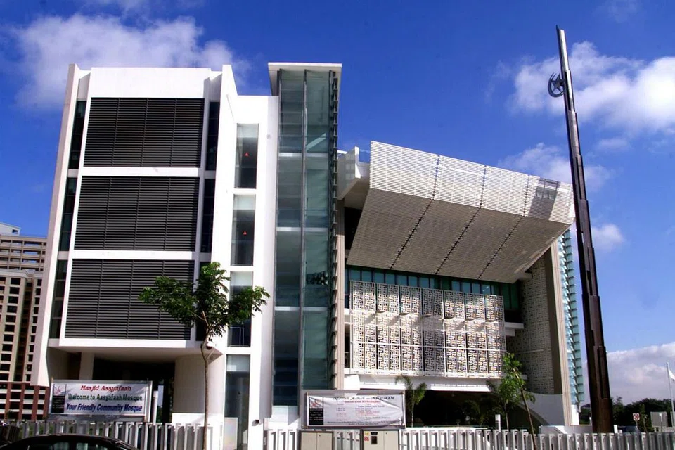 MEMBIMBANGKAN: Encik Shanmugam menyifatkan penahanan seorang remaja 16 tahun ditahan di bawah ISA dalam kes pertama melibatkan pelampau sayap kanan di sini sebagai membimbangkan. Remaja itu merancang melancarkan serangan di dua masjid di sini - Masjid Assyafaah (Gambar atas) dan Masjid Yusof Ishak. - Foto ZAOBAO, fail