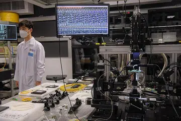 DILANCAR RASMI: Pusat Sains Kuantum dan Kejuruteraan (QSec) yang baru dilancarkan di NTU bertujuan membangun peralatan dan teknologi yang dipacu sains kuantum. Bidang itu mempunyai aplikasi dalam perhubungan, keselamatan siber dan pembangunan sensor. - Foto BH oleh MARK CHEONG