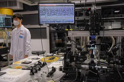 DILANCAR RASMI: Pusat Sains Kuantum dan Kejuruteraan (QSec) yang baru dilancarkan di NTU bertujuan membangun peralatan dan teknologi yang dipacu sains kuantum. Bidang itu mempunyai aplikasi dalam perhubungan, keselamatan siber dan pembangunan sensor. - Foto BH oleh MARK CHEONG