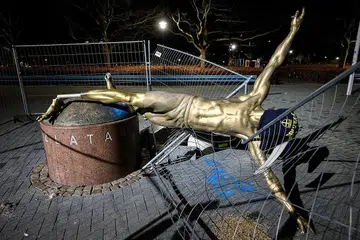 PATUNG KENA 'BEDAL': Perbuatan vandalisme telah dilakukan kepada tugu Zlatan Ibrahimovic selepas pemain antarabangsa Sweden itu melabur dalam kelab Stockholm, Hammarby, yang menjadi musuh ketat penyokongnya. - Foto REUTERS