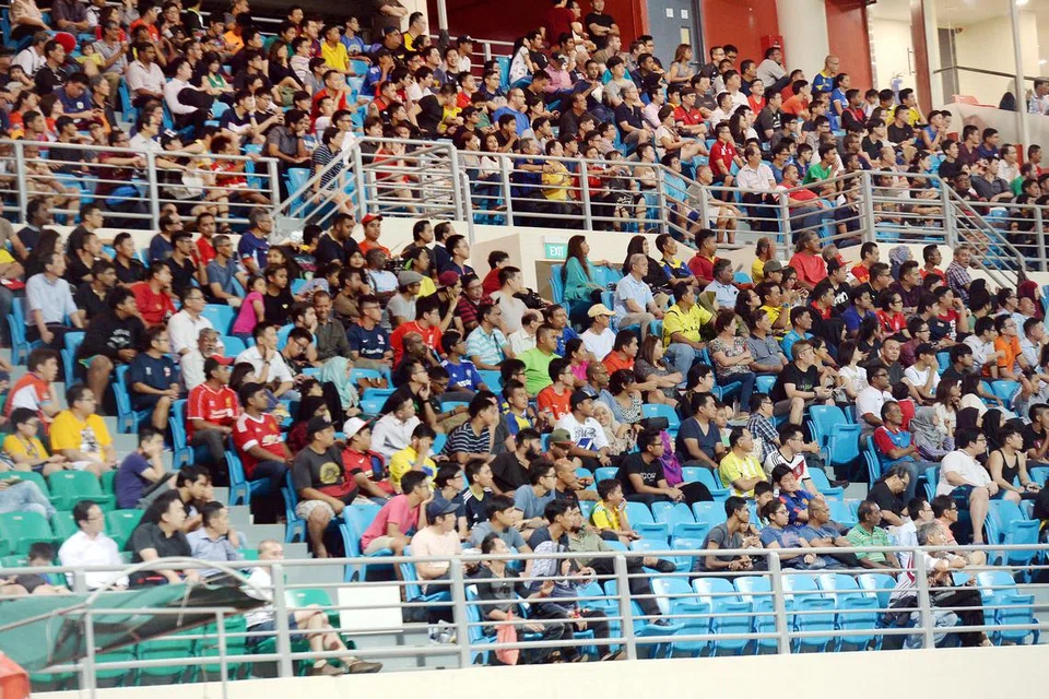 STADIUM SARAT PENYOKONG: Lebih 3,500 peminat membanjiri Stadium Bishan bagi pertarungan Home-Tampines pada Khamis lalu.
