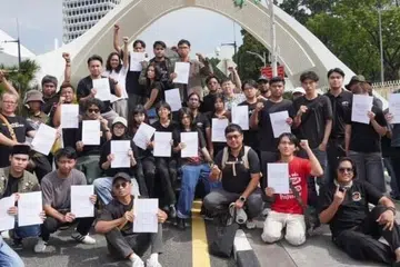 Sekumpulan wakil daripada 51 pertubuhan bukan kerajaan (NGO) Malaysia yang berarak ke Parlimen pada 30 Jun untuk menyerahkan memorandum mendesak penubuhan Suruhanjaya Siasatan Diraja untuk menyiasat dakwaan ‘mafia korporat’ yang dikaitkan dengan Suruhanjaya Pencegahan Rasuah Malaysia (SPRM) dan mantan ketuanya, Tan Sri Azam Baki.