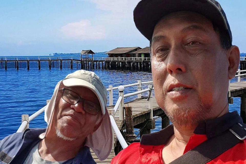 MERAKAM KENANGAN MANIS: Penulis (kanan) gembira berkongsi pengalaman dengan pembaca. 