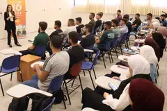 Cik Serin memberi taklimat kepada pasukannya di tempat kerja di Ramallah.