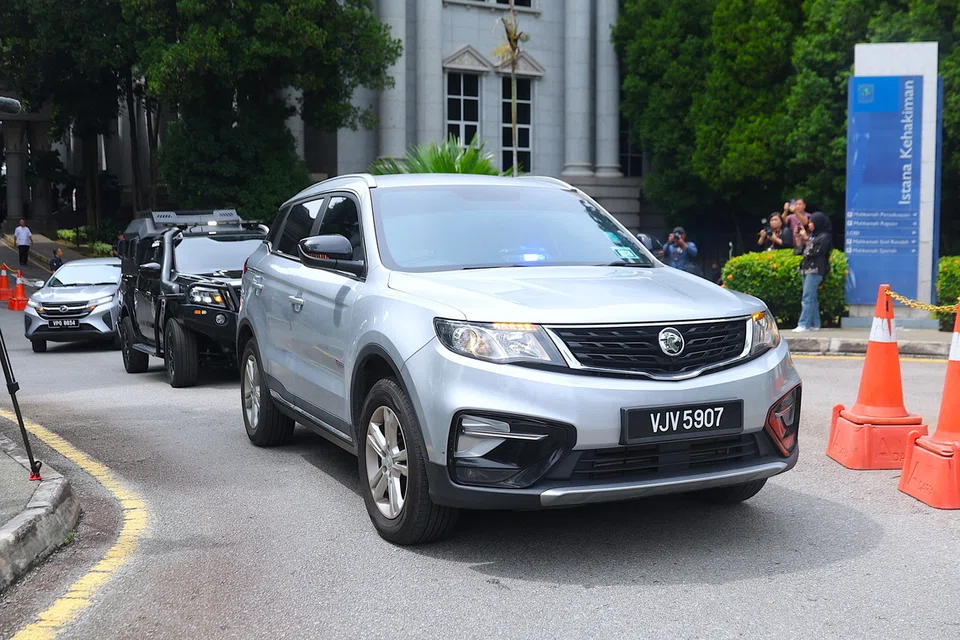 Konvoi kereta yang membawa bekas Perdana Menteri Malaysia Najib Razak di Mahkamah Tinggi Kuala Lumpur. 