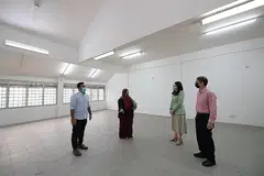 RUMAH PERALIHAN BARU: (Dari kiri) Pengurus Kanan PPIS Encik Thariq Aziz, Pengurus Rumah Peralihan Rise Above Cik Saleha Rashidi, Cik Hazlina dan Dr Faishal semasa lawatan mereka semalam. - Foto BH oleh NG SOR LUAN