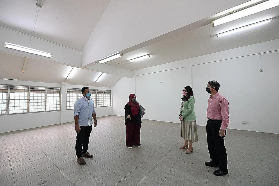 RUMAH PERALIHAN BARU: (Dari kiri) Pengurus Kanan PPIS Encik Thariq Aziz, Pengurus Rumah Peralihan Rise Above Cik Saleha Rashidi, Cik Hazlina dan Dr Faishal semasa lawatan mereka semalam. - Foto BH oleh NG SOR LUAN