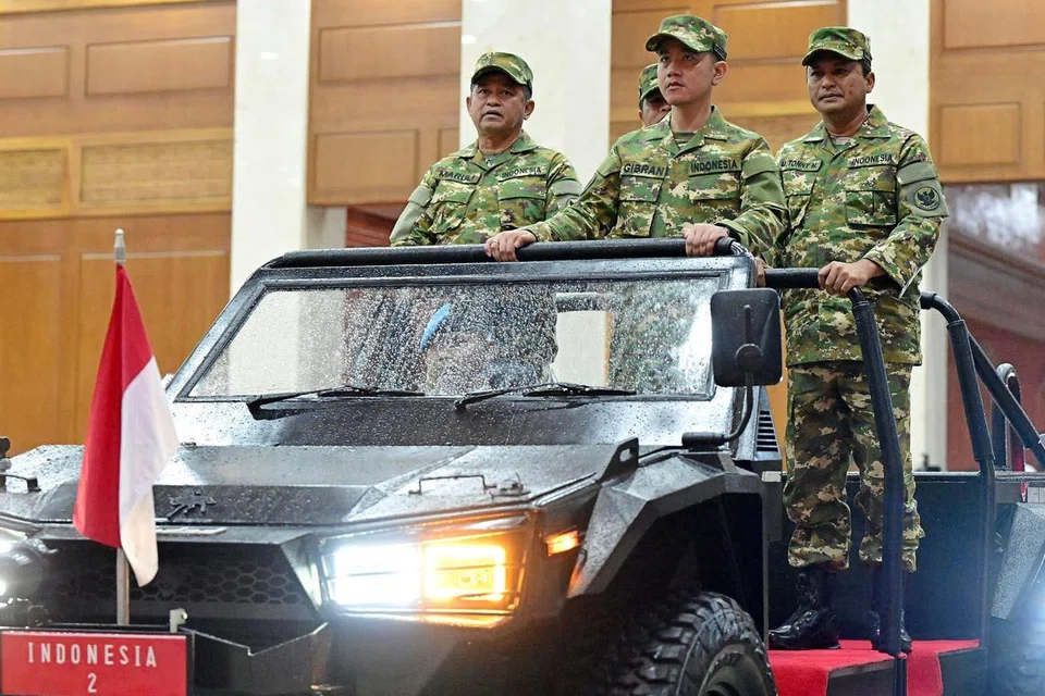 Gambar yang diambil dan dikeluarkan oleh Istana Presiden Indonesia pada 25 Oktober menunjukkan Naib Presiden,Encik Gibran Rakabuming Raka (tengah), diapit oleh para menteri di akademi tentera semasa rahat Kabinet di Magelang, Jawa Tengah, Indonesia.