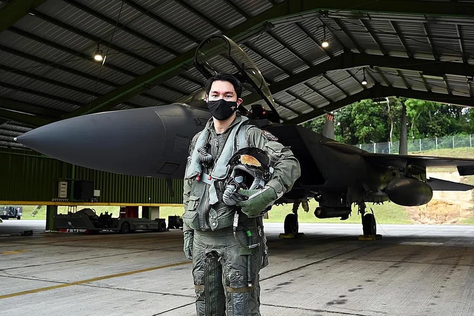 BELAH LANGIT: Mejar Iskandar bakal menerbangkan jet pejuang F-15SG bagi pertunjukan udara pada Hari Kebangsaan esok. - Foto RSAF